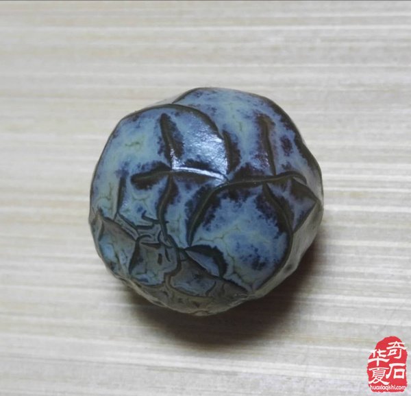 筋脉石主要产在我国的内蒙阿拉善及苏尼特右旗,新疆的巴楚(黑山)等地