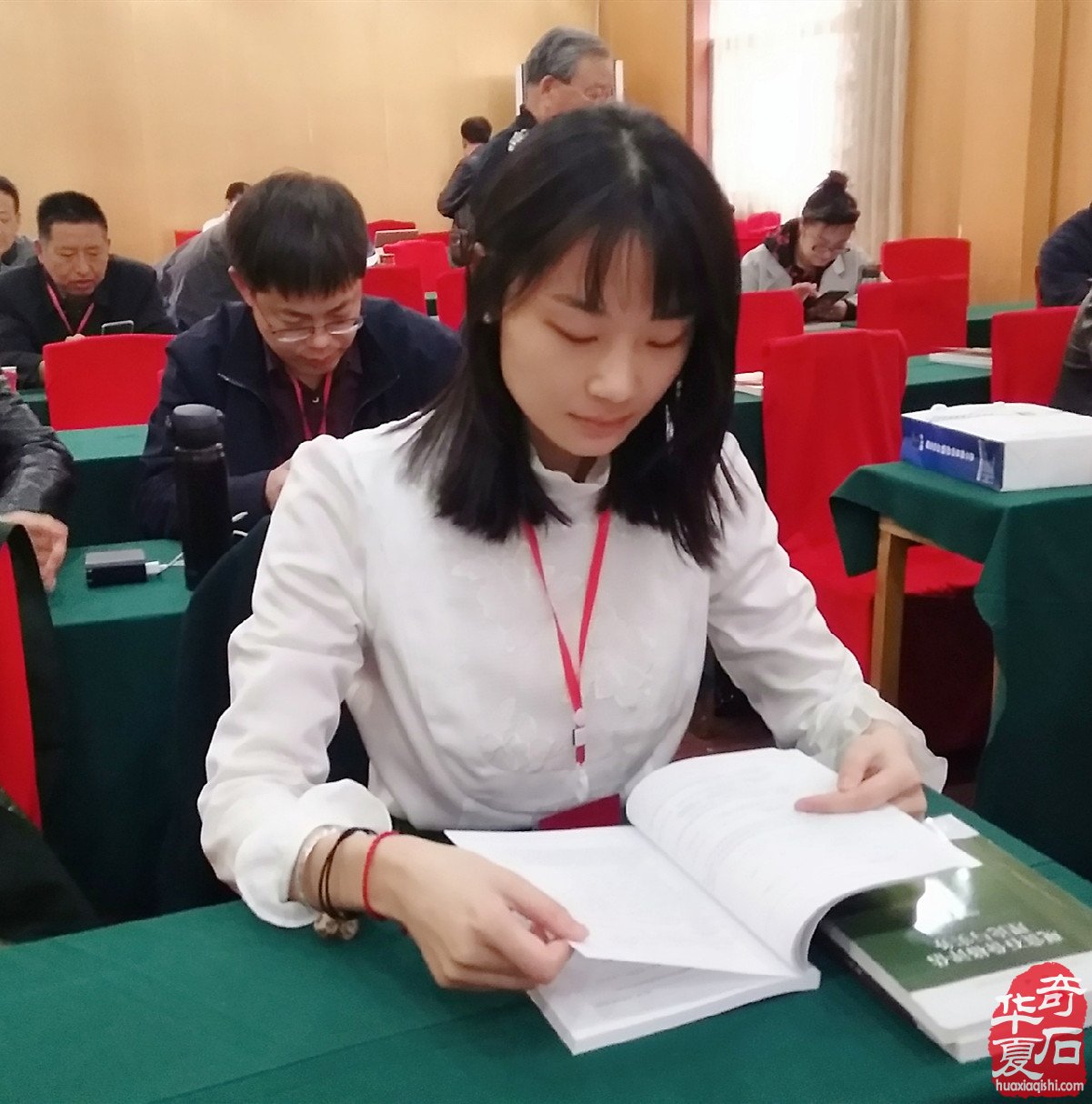 石界女中少杰赵铮铮洛阳石展小露峥嵘