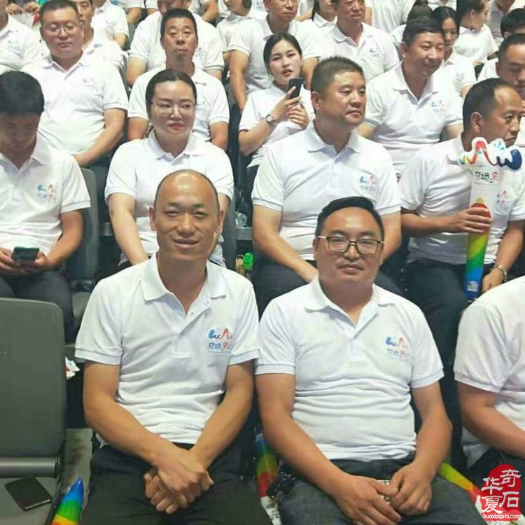 县委书记走进洛阳电视台演播厅深情讲述栾川独具特色的奇石美玉