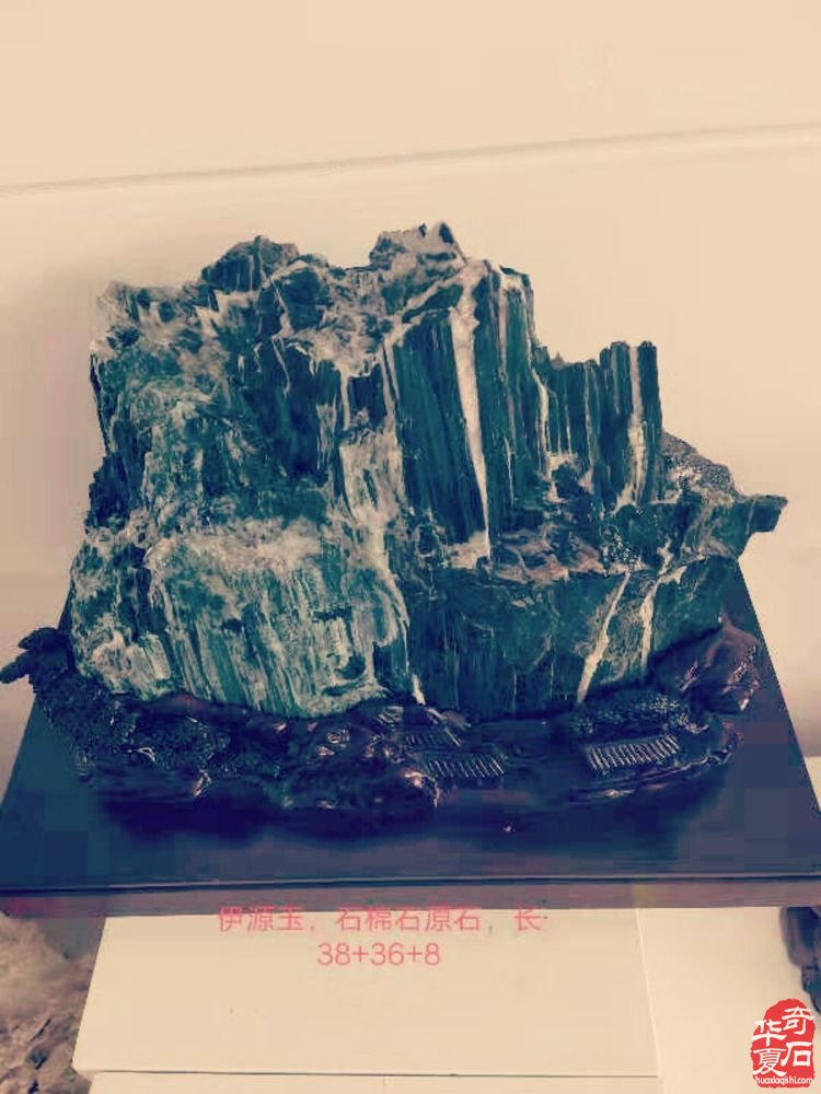 县委书记走进洛阳电视台演播厅深情讲述栾川独具特色的奇石美玉