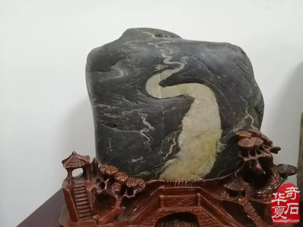 安康汉子找出“中国”字样奇石献礼祖国！