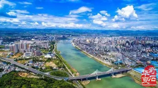 安康汉子找出“中国”字样奇石献礼祖国！