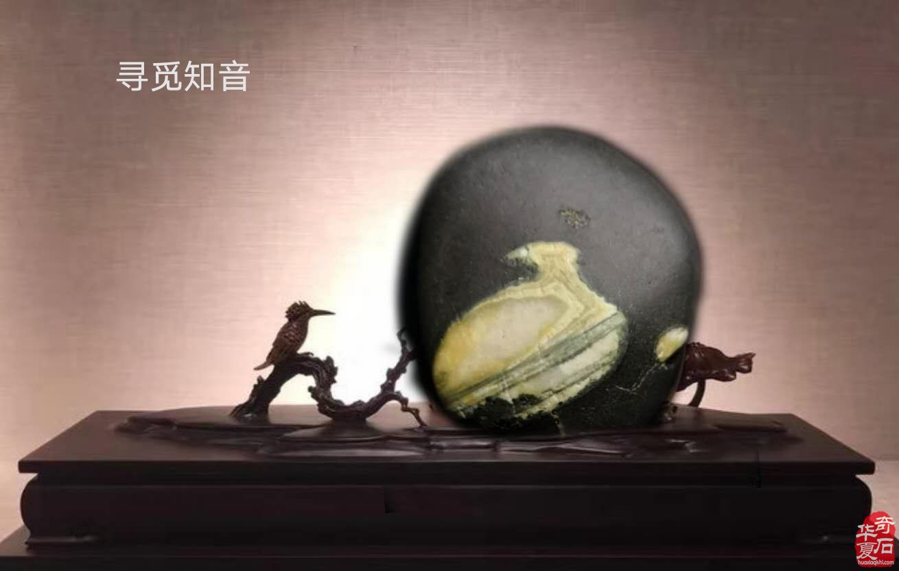 爱穿红装的捡石女与她的藏品 图