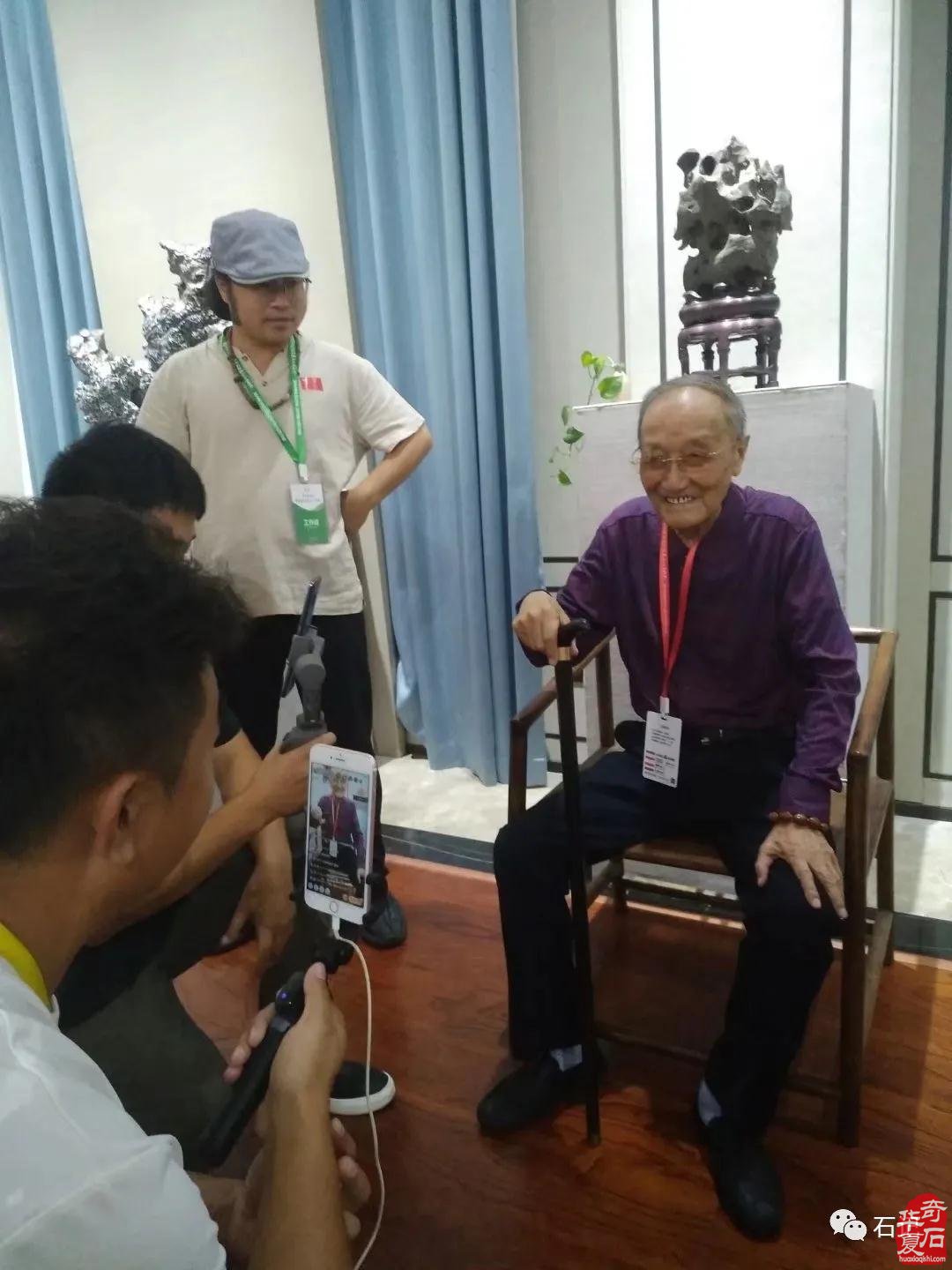 云根挺秀看宋石 图