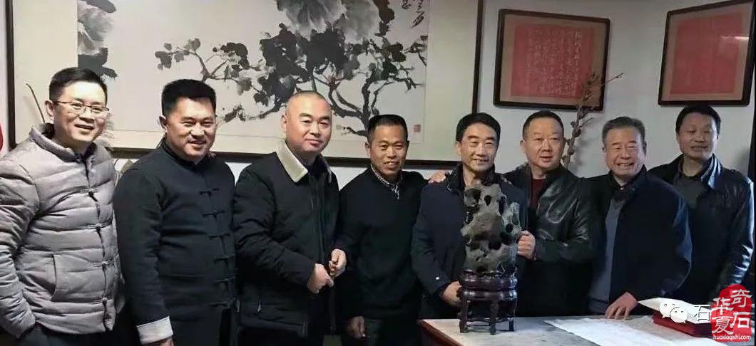 云根挺秀看宋石 图