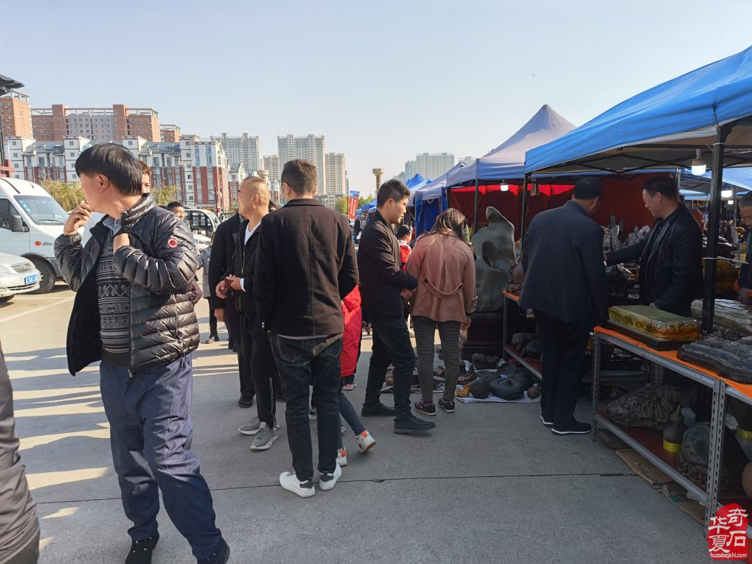 洛阳石展上石友石商们觅石淘宝销售出货尽欢颜