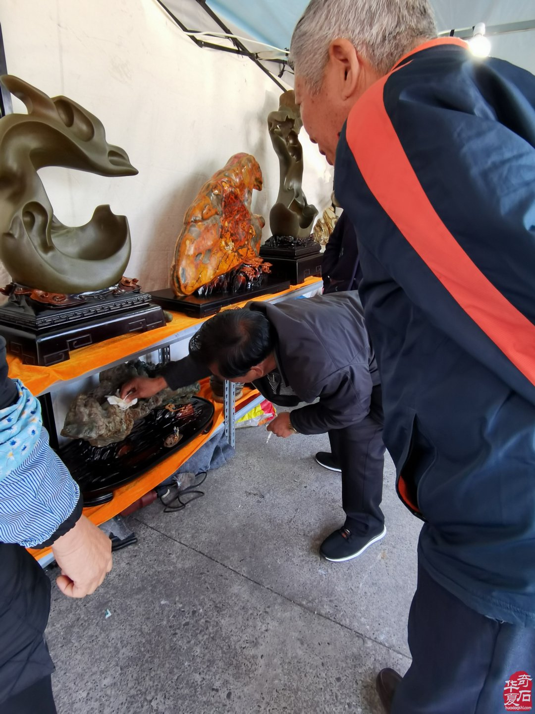 洛阳石展上石友石商们觅石淘宝销售出货尽欢颜