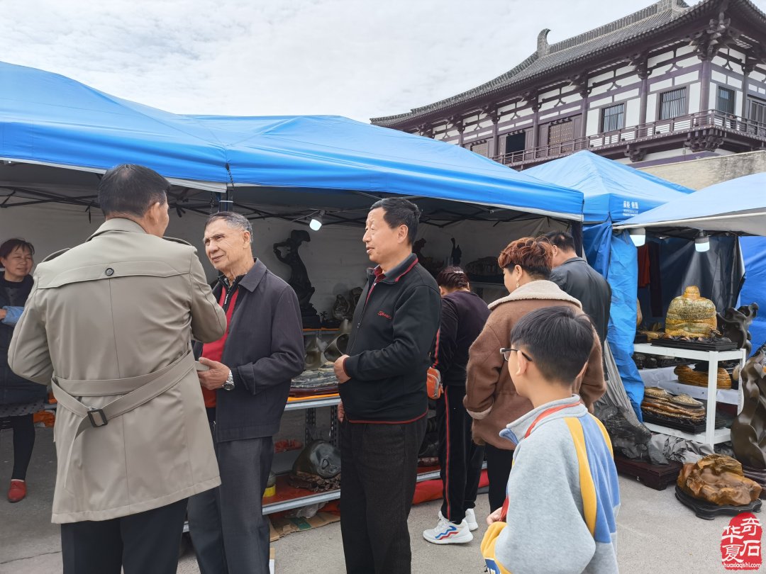 洛阳石展上石友石商们觅石淘宝销售出货尽欢颜