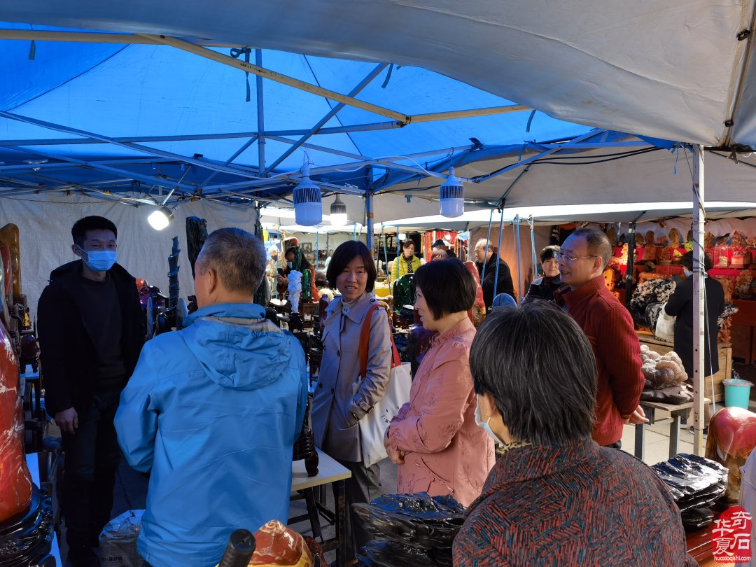洛阳石展上石友石商们觅石淘宝销售出货尽欢颜