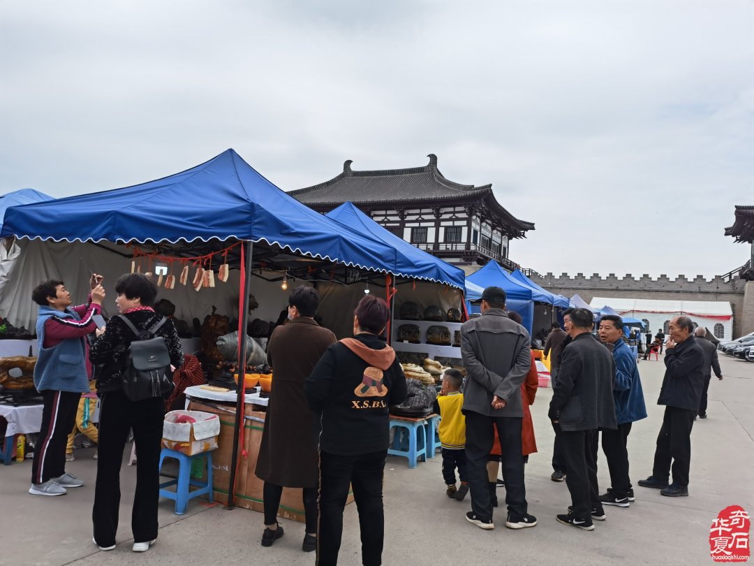 洛阳石展上石友石商们觅石淘宝销售出货尽欢颜