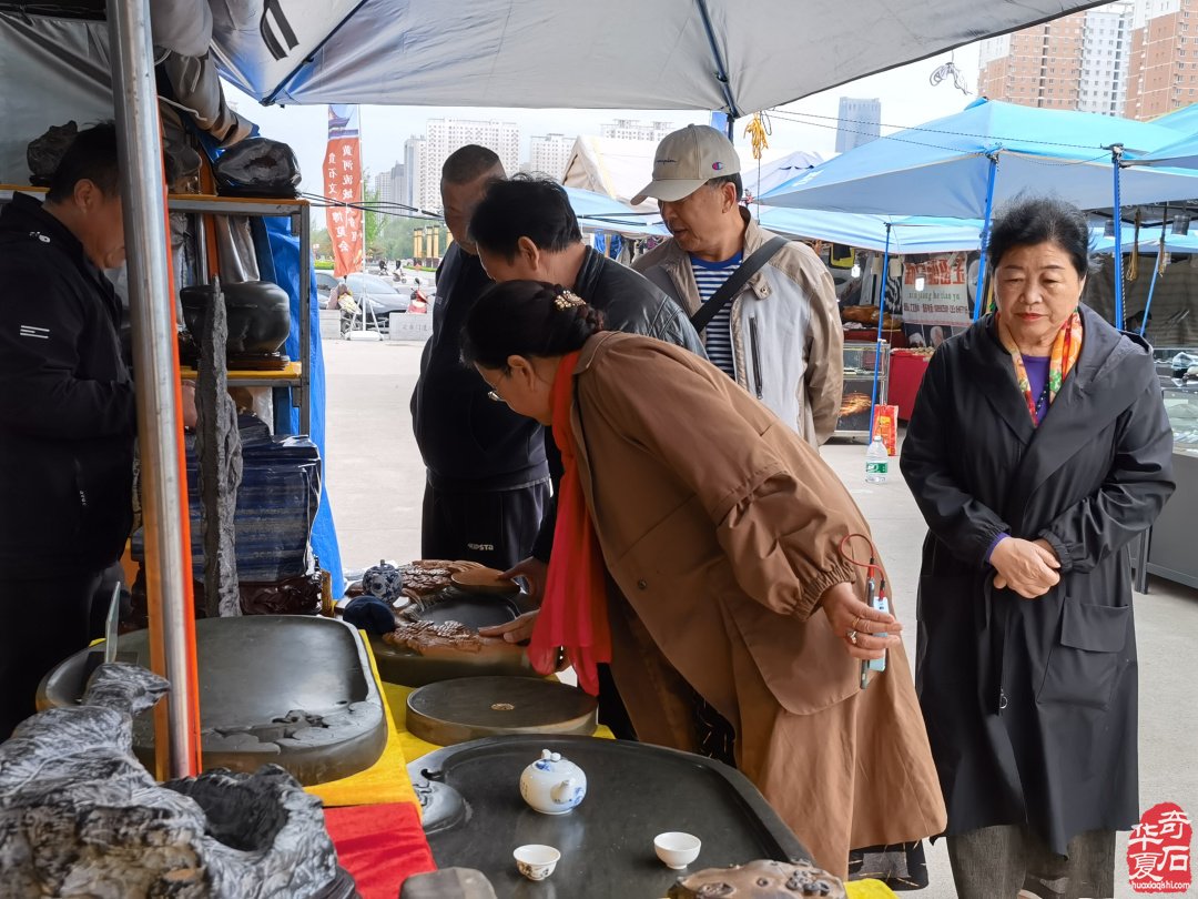 洛阳石展上石友石商们觅石淘宝销售出货尽欢颜