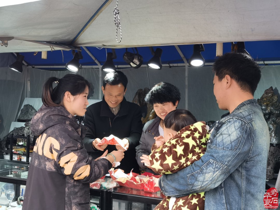 洛阳石展上石友石商们觅石淘宝销售出货尽欢颜