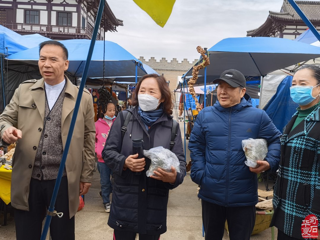 洛阳石展上石友石商们觅石淘宝销售出货尽欢颜