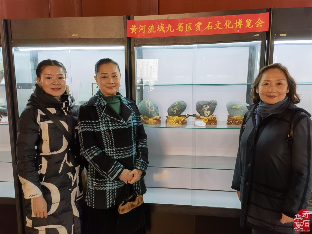 洛阳石展上石友石商们觅石淘宝销售出货尽欢颜