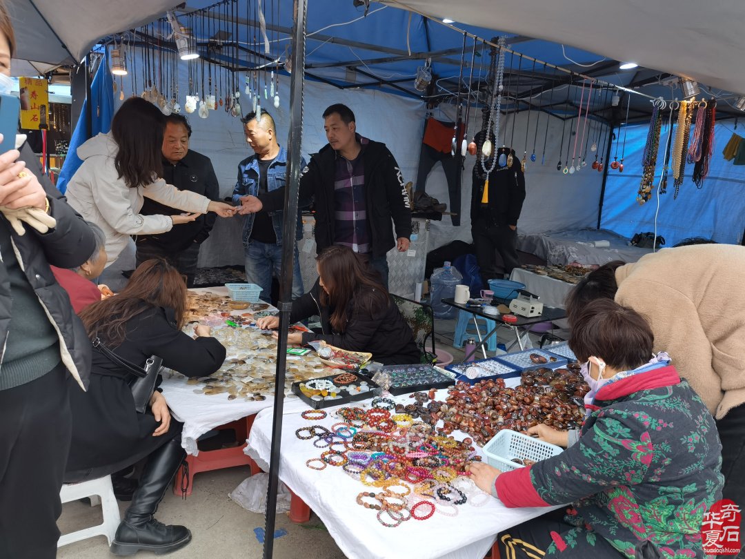 洛阳石展上石友石商们觅石淘宝销售出货尽欢颜