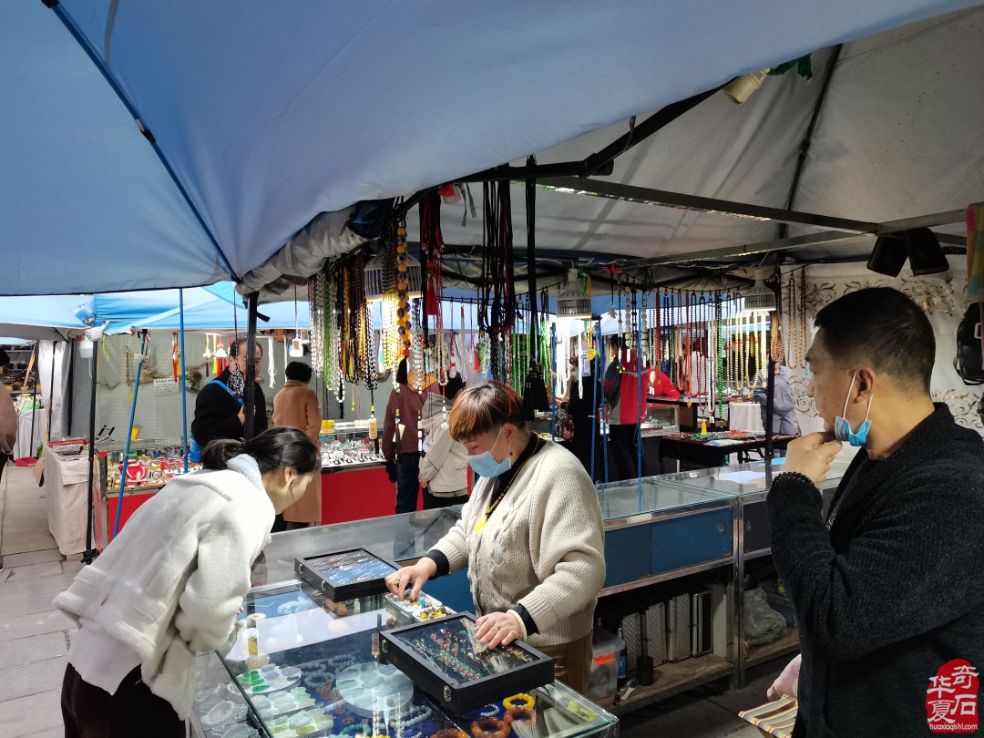 洛阳石展上石友石商们觅石淘宝销售出货尽欢颜