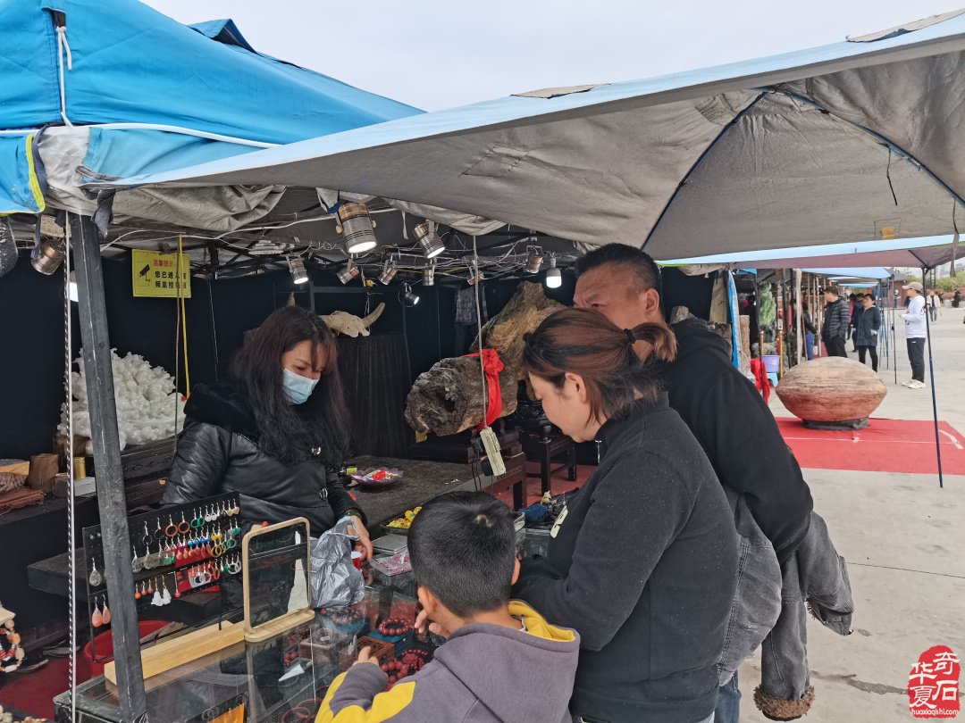 洛阳石展上石友石商们觅石淘宝销售出货尽欢颜