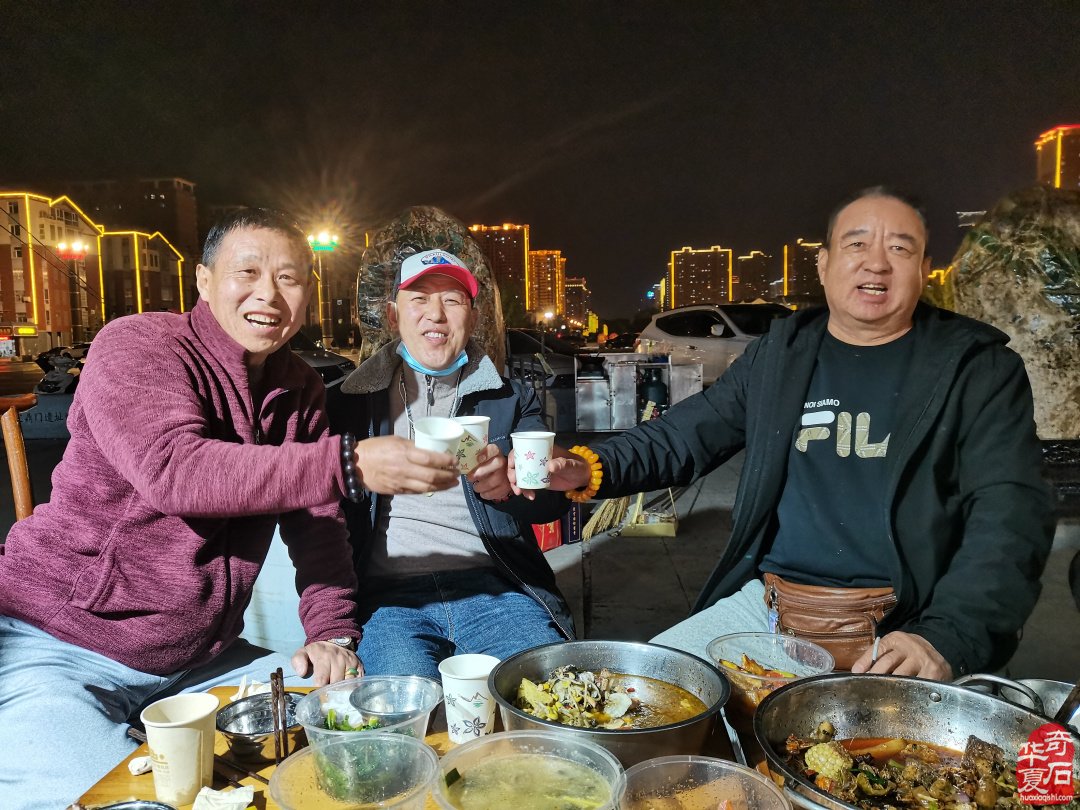 洛阳石展上石友石商们觅石淘宝销售出货尽欢颜