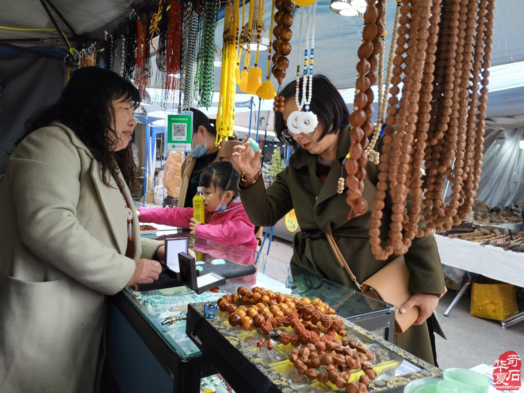 洛阳石展结束倒计时车水马龙人头攒动忙购物 图