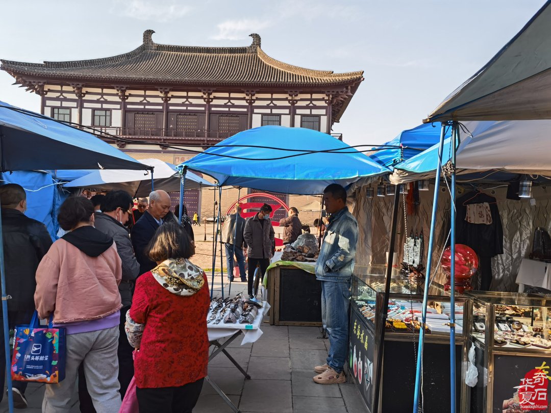 洛阳石展结束倒计时车水马龙人头攒动忙购物 图