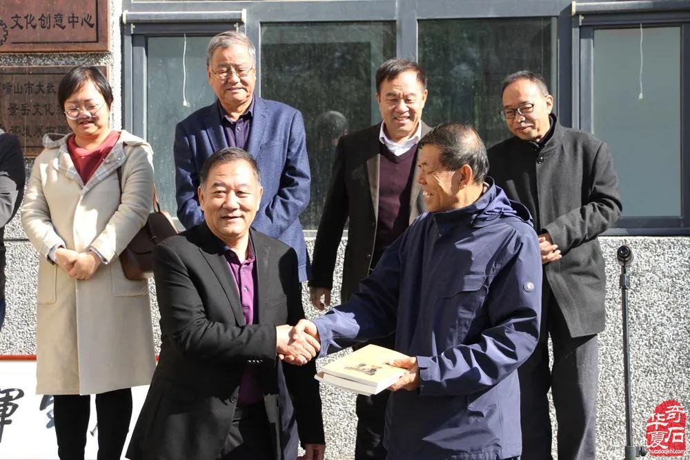 冯玉璞院长参加石嘴山市“赏石日”活动并赠书