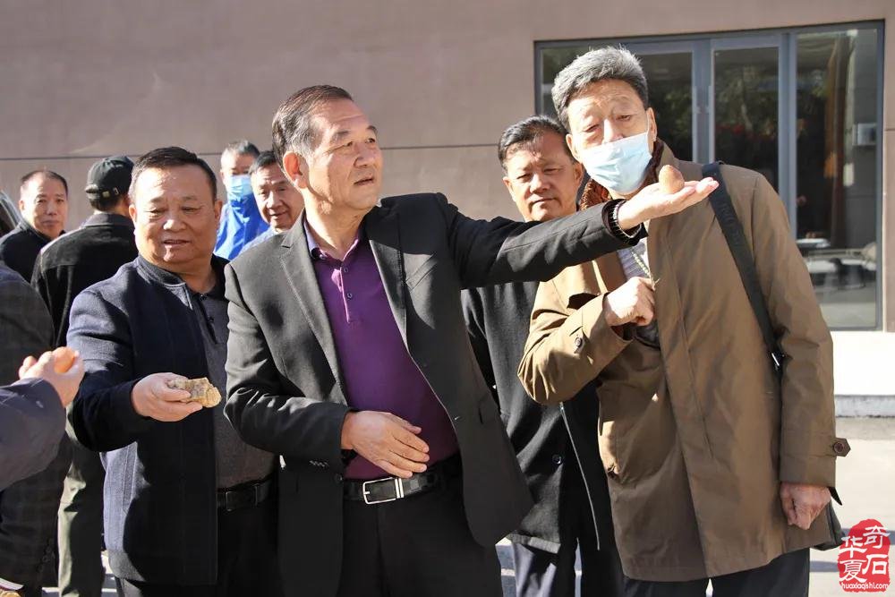 冯玉璞院长参加石嘴山市“赏石日”活动并赠书