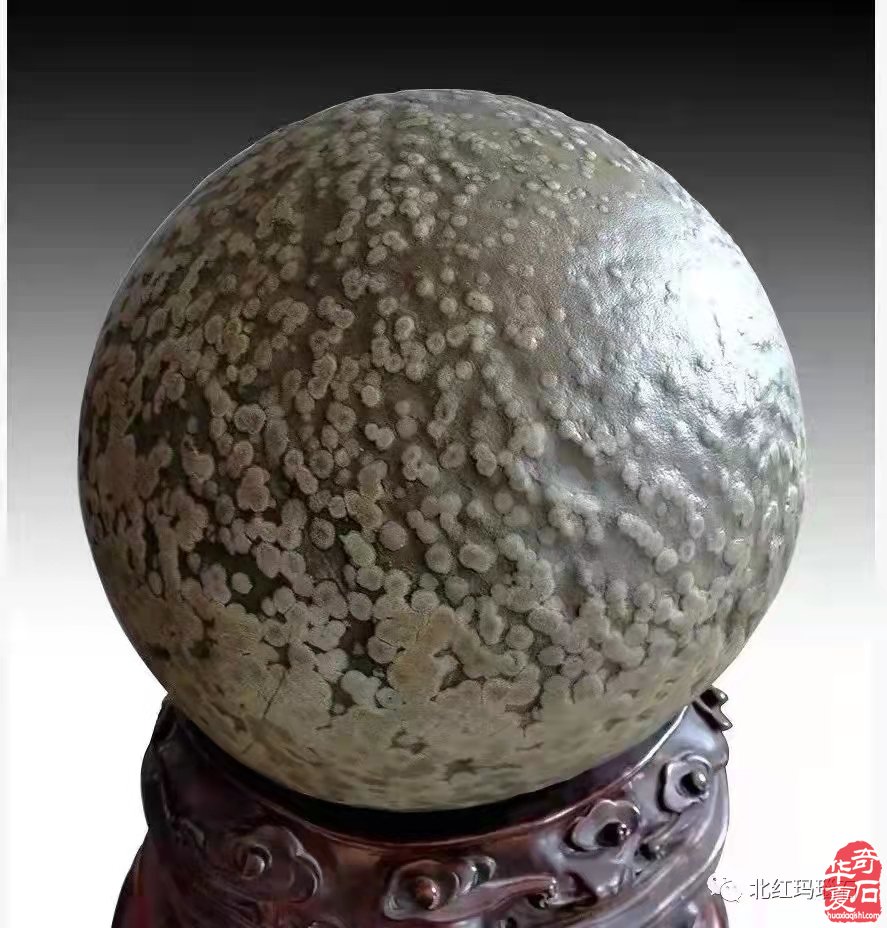 潜心玩石追梦天雕珍品，求精务实尽寻日月精华！