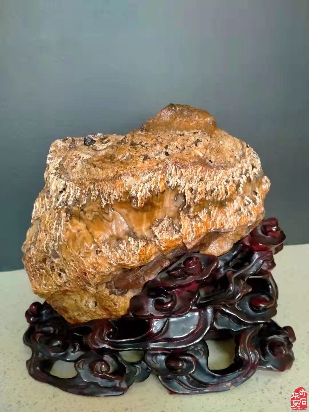 潜心玩石追梦天雕珍品，求精务实尽寻日月精华！