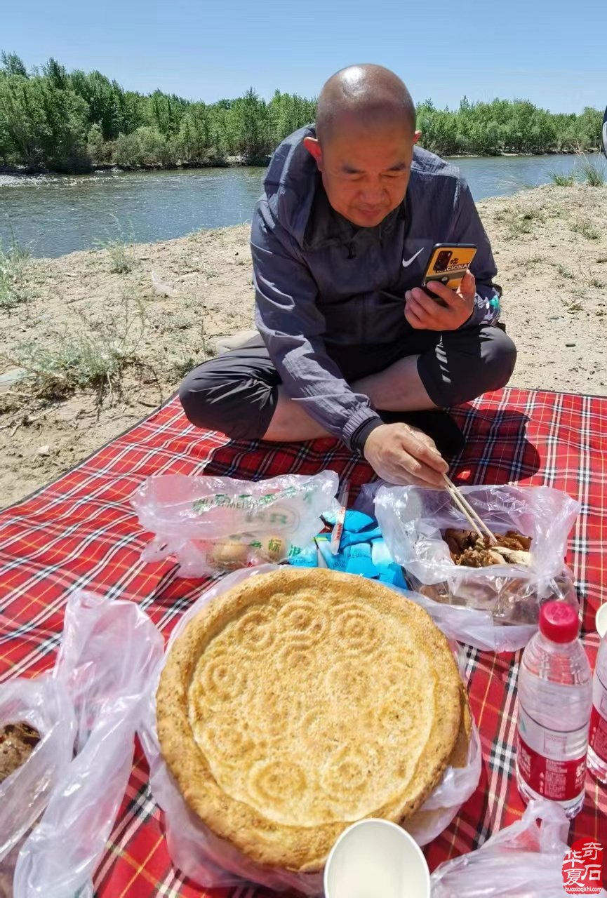 额尔齐斯河上的捡石人 图