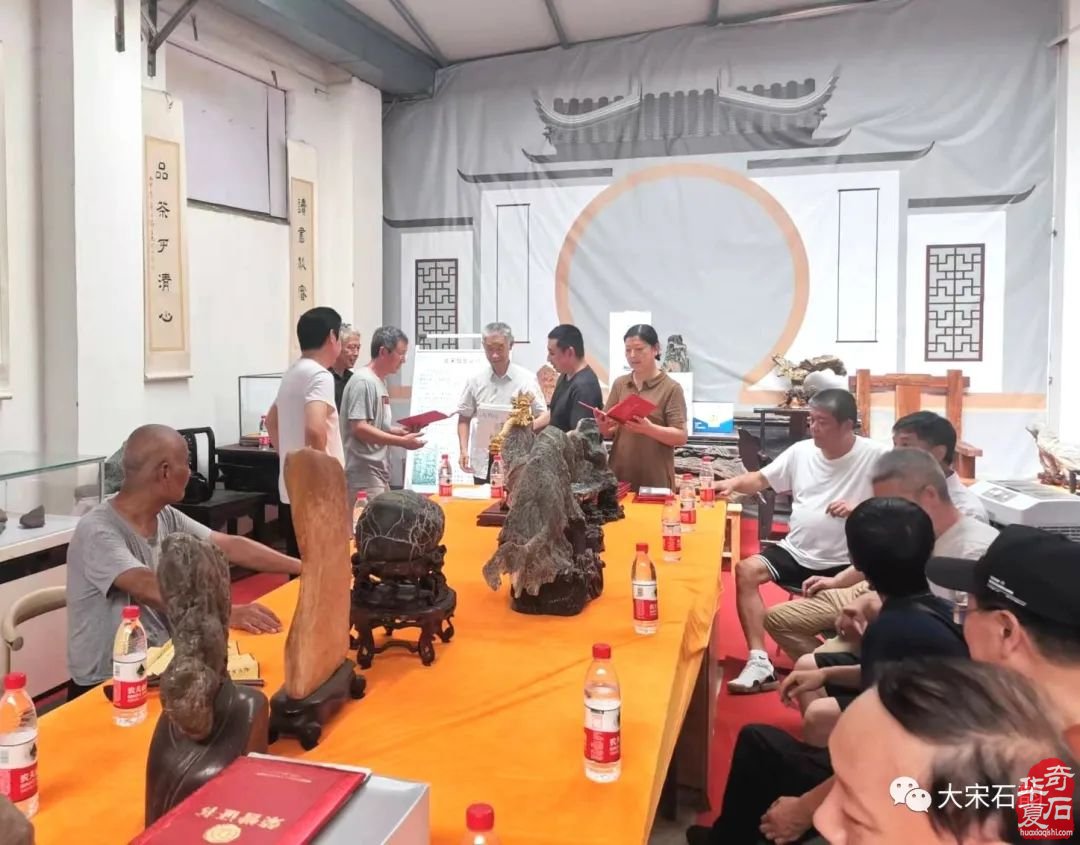 河南省观赏石协会“艮岳”文化研究会成立暨《大宋石韵》网络石展颁奖会在开封举行
