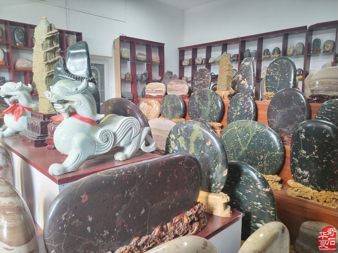 洛阳奇石古玩文化城中的《乐石斋》
