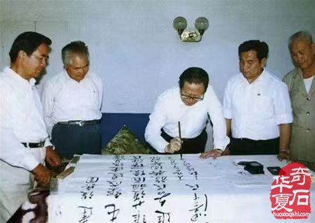 卓越领导人江泽民多才多艺,也喜欢奇石