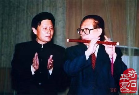 卓越领导人江泽民多才多艺,也喜欢奇石