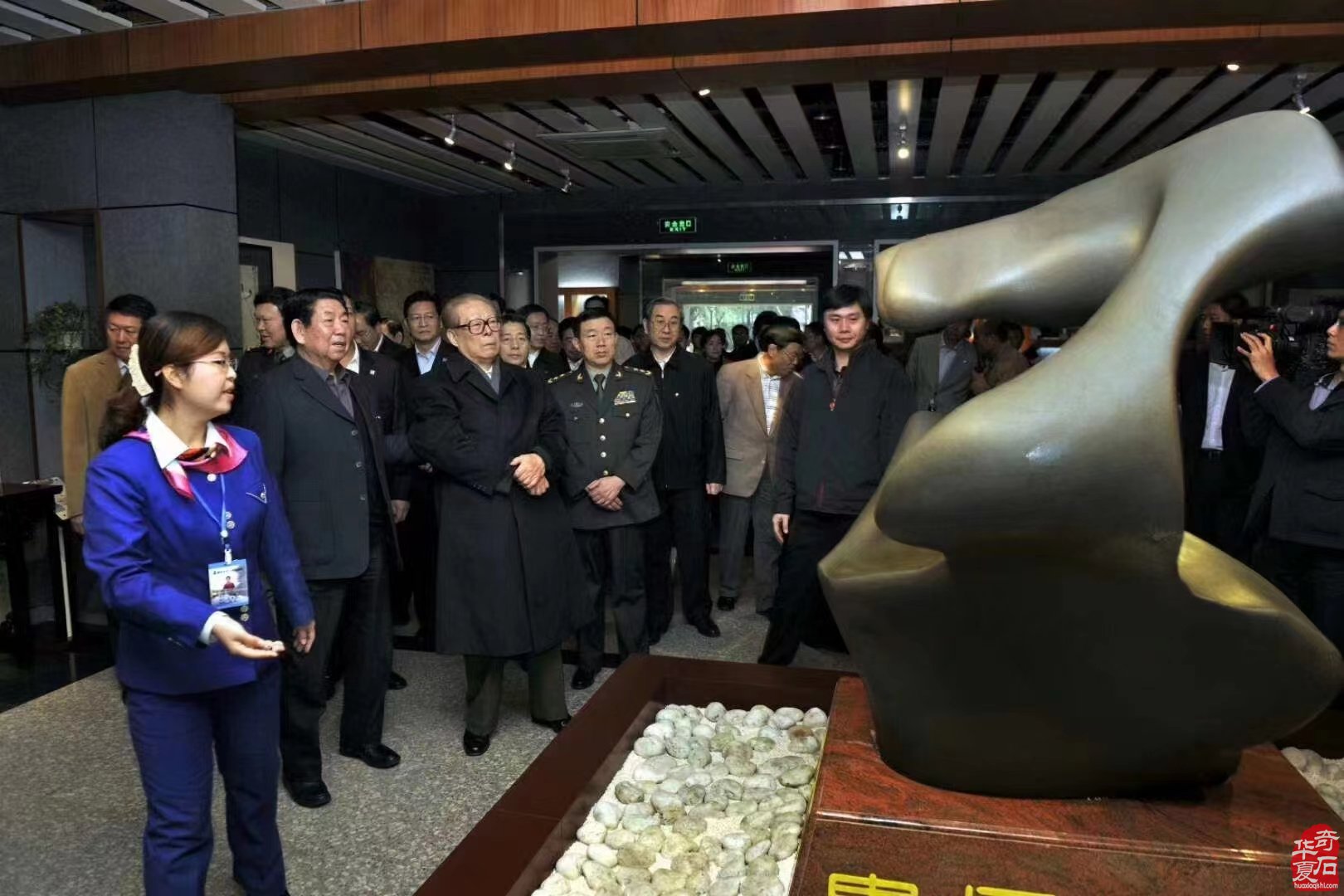 卓越领导人江泽民多才多艺,也喜欢奇石