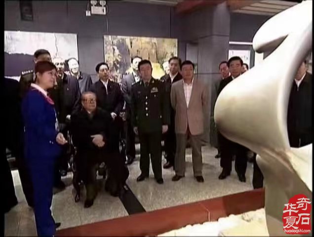 卓越领导人江泽民多才多艺,也喜欢奇石
