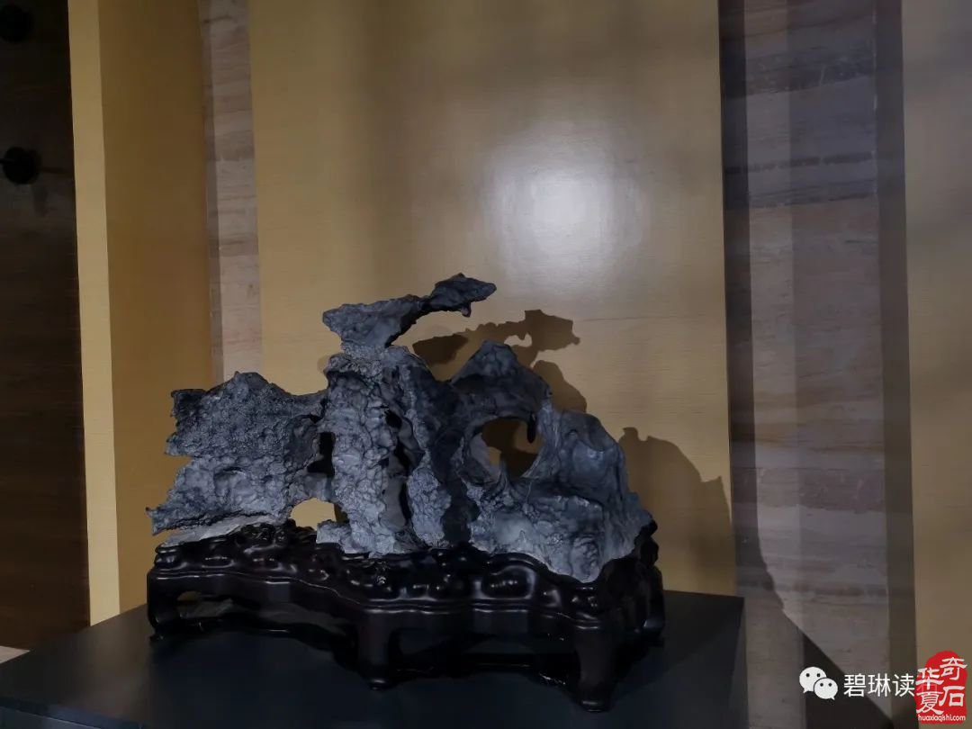 避暑圣地领略乌蒙磬石的“士人气质”——乌蒙磬石精品专题展侧记