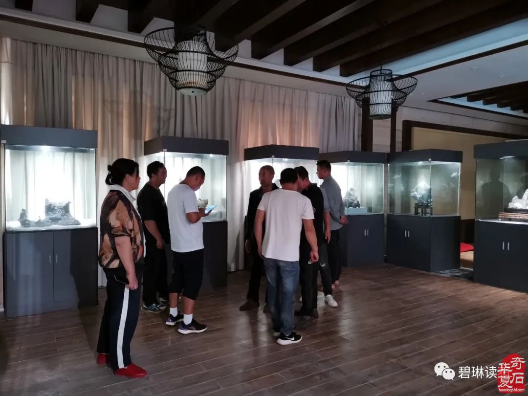 避暑圣地领略乌蒙磬石的“士人气质”——乌蒙磬石精品专题展侧记