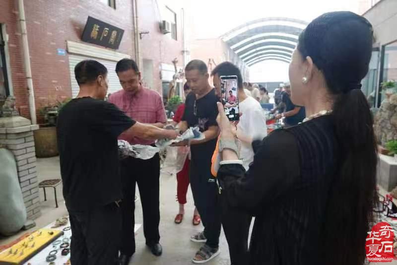 洛阳奇石古玩文化城跳蚤市场开市