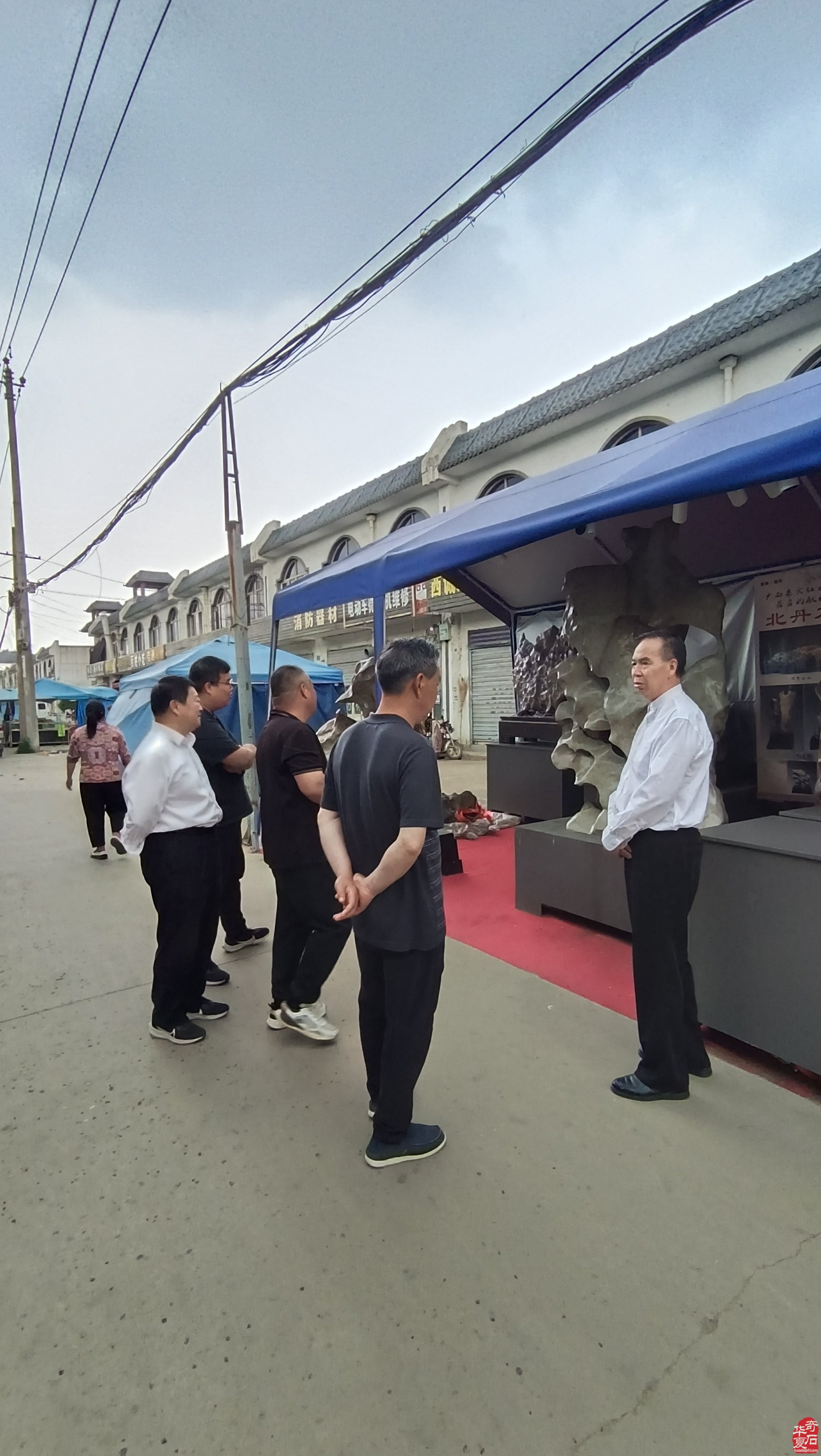洛阳石展结束多日了不清场依然服务