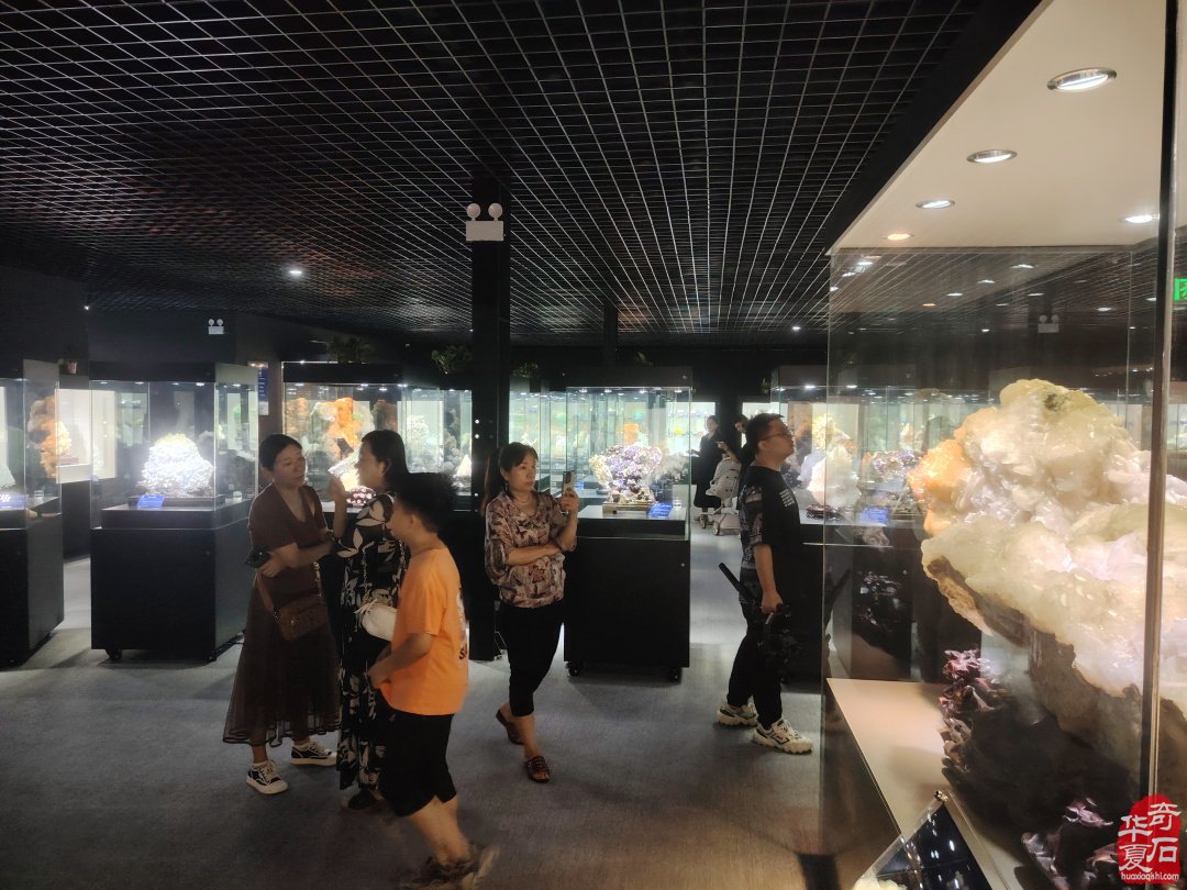 献厚礼洛阳市地质博物馆开门迎客