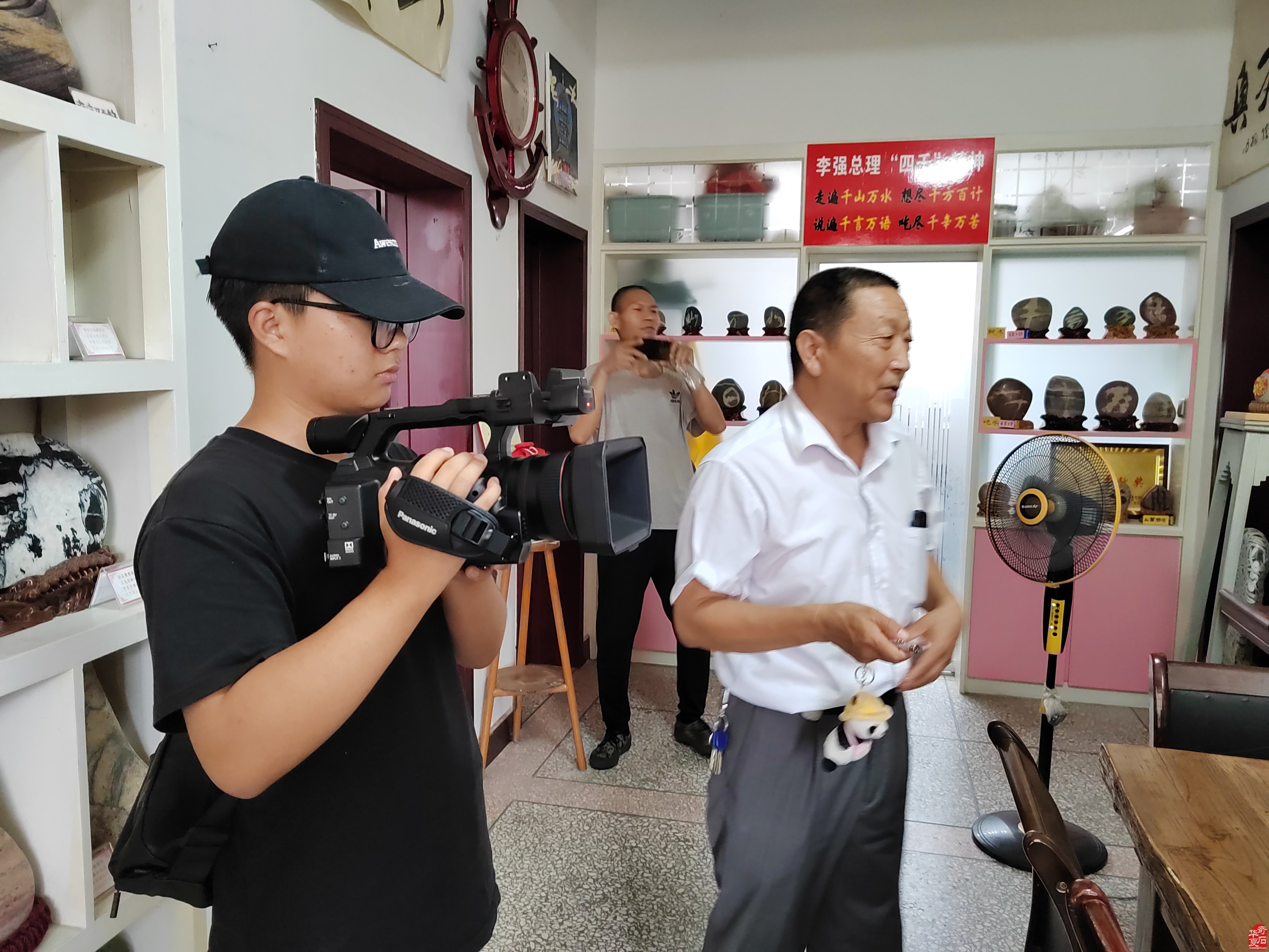 宣传黄河石摄制组走进黄河奇石文化馆 图