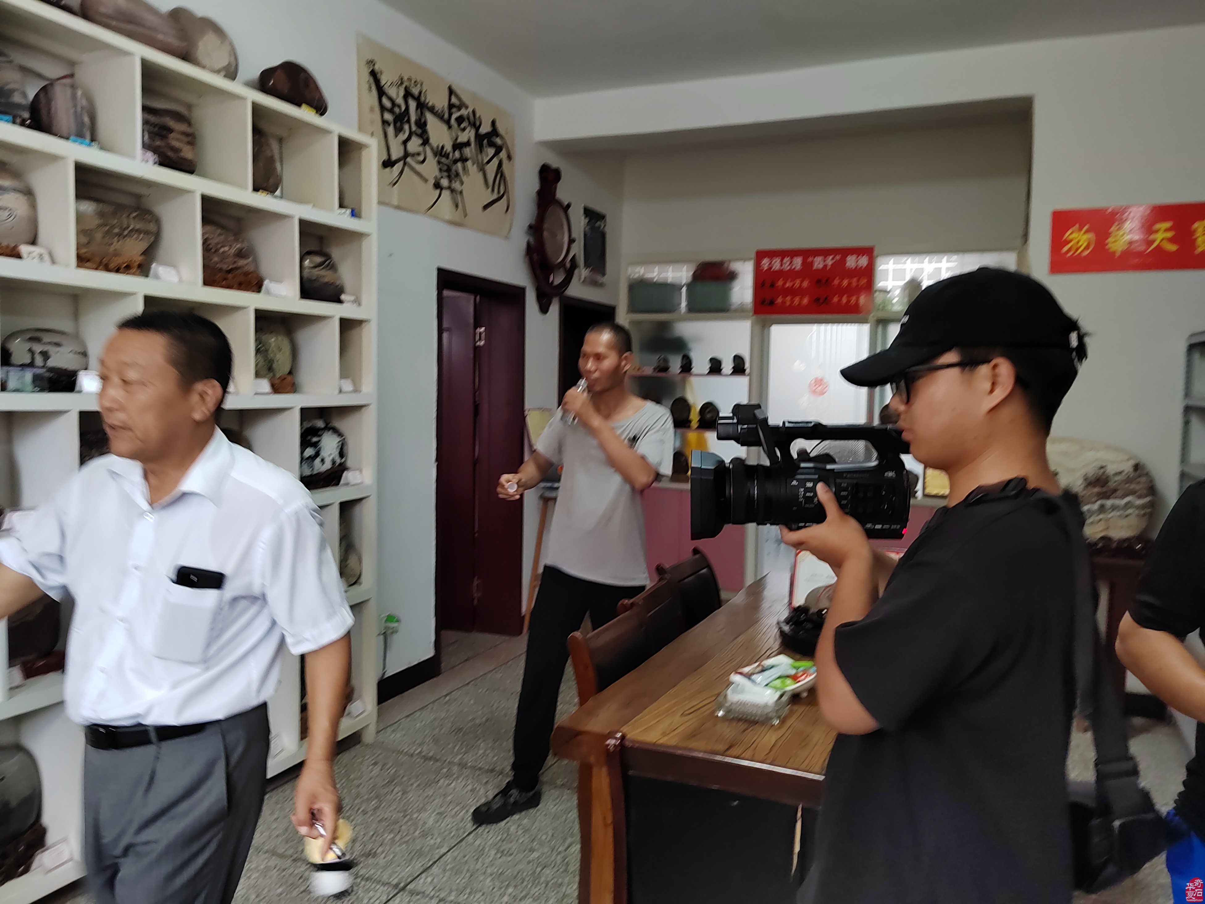 宣传黄河石摄制组走进黄河奇石文化馆 图