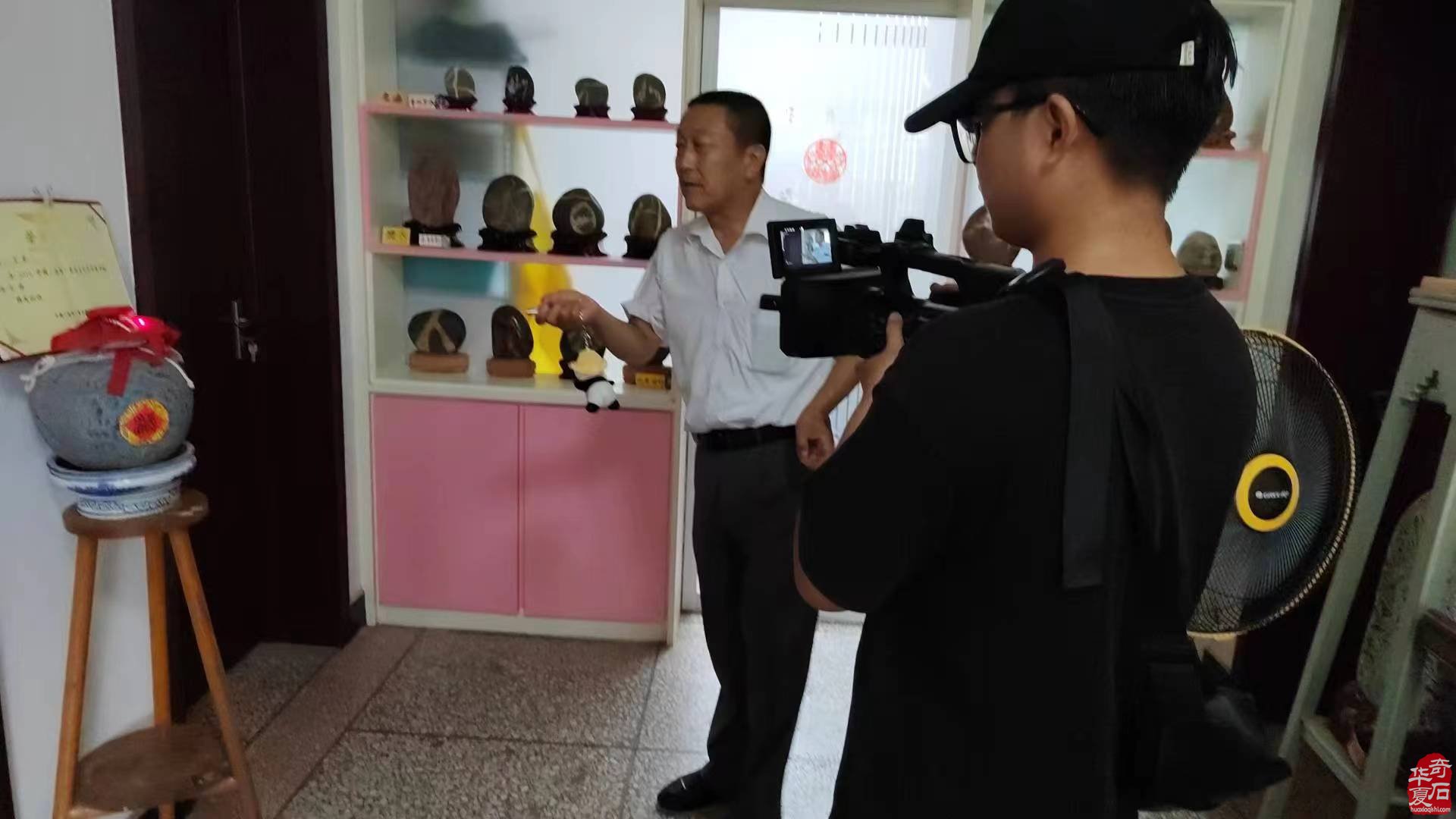 宣传黄河石摄制组走进黄河奇石文化馆 图