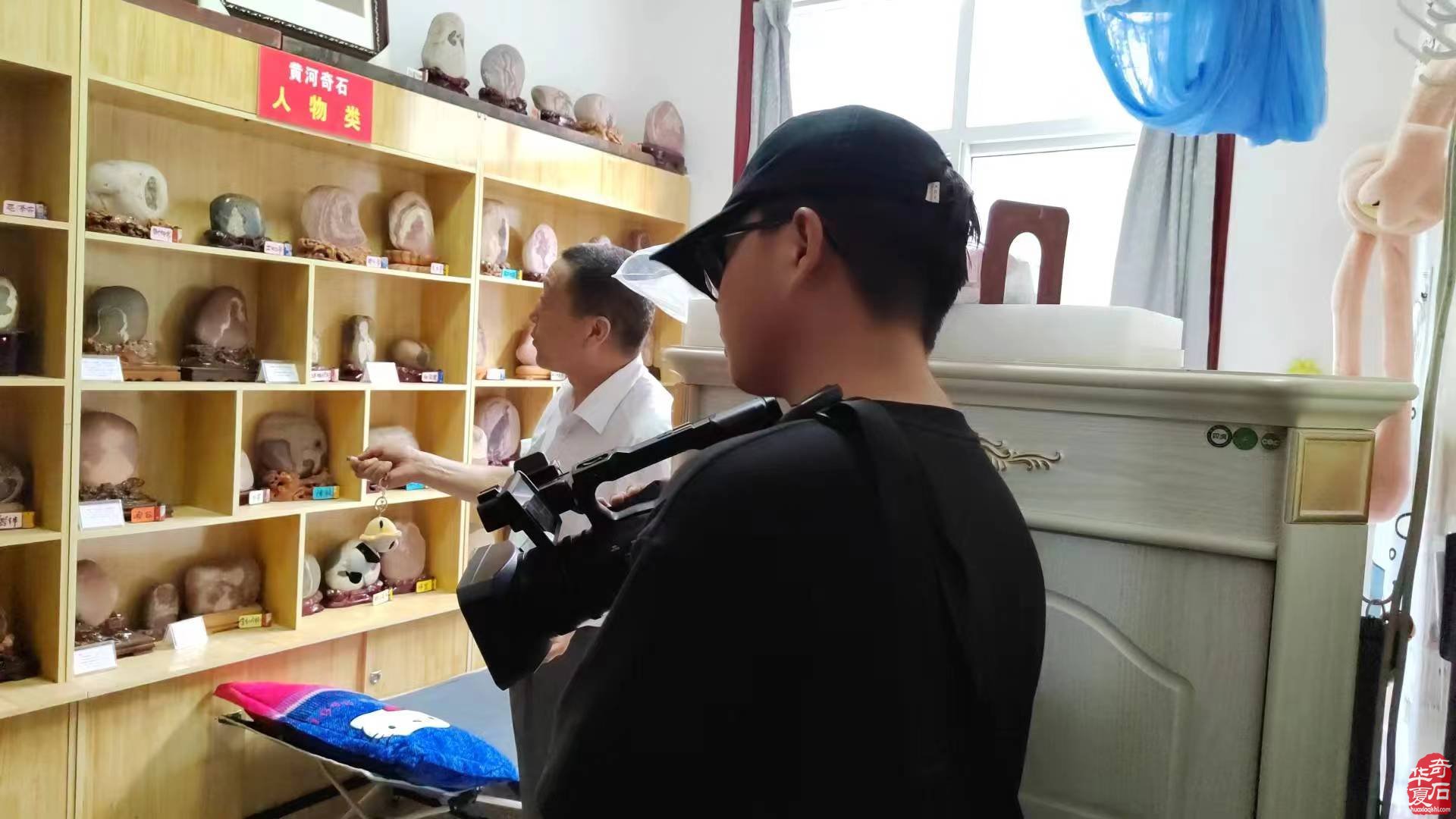 宣传黄河石摄制组走进黄河奇石文化馆 图