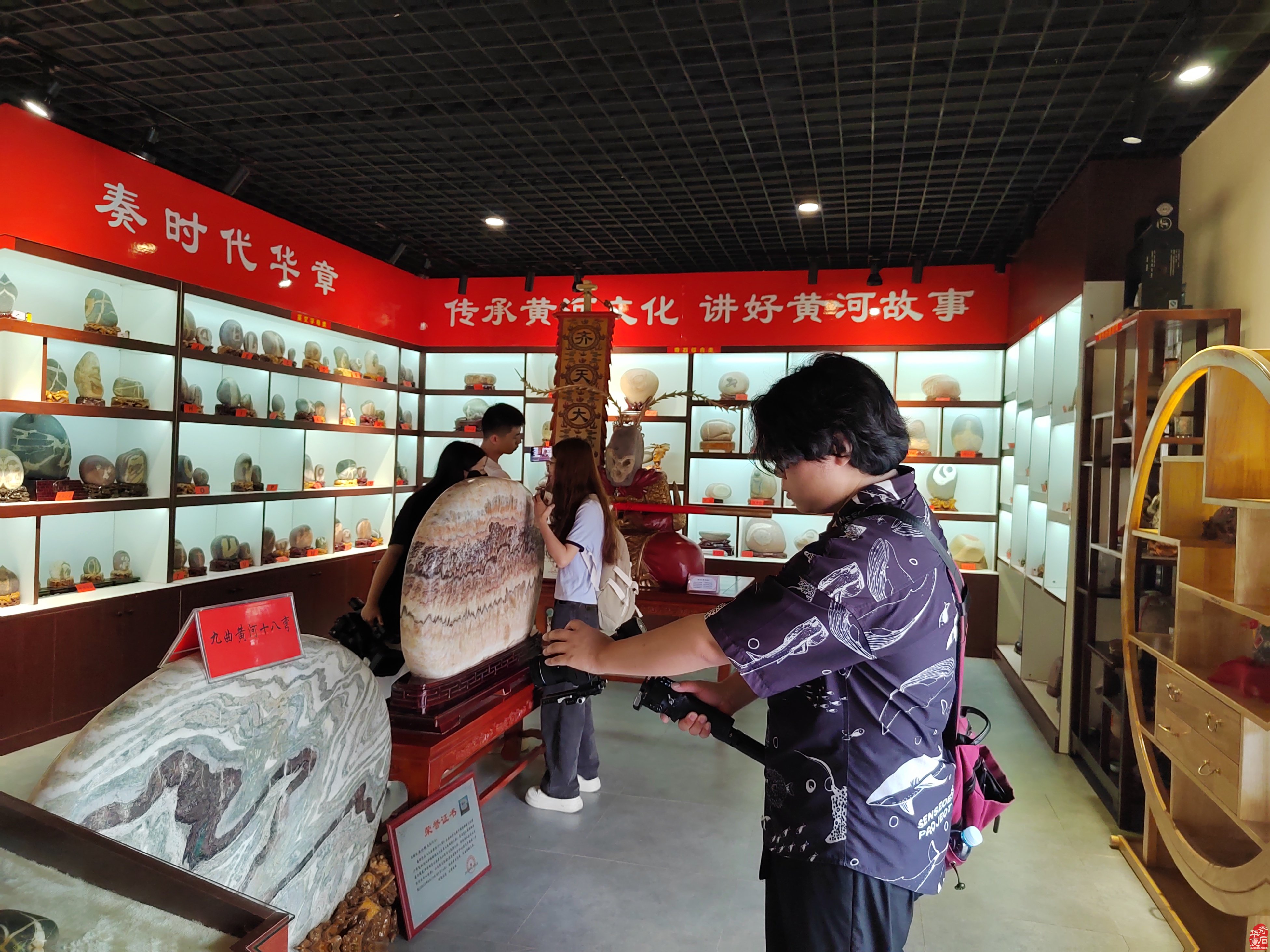 宣传黄河石摄制组走进黄河奇石文化馆 图