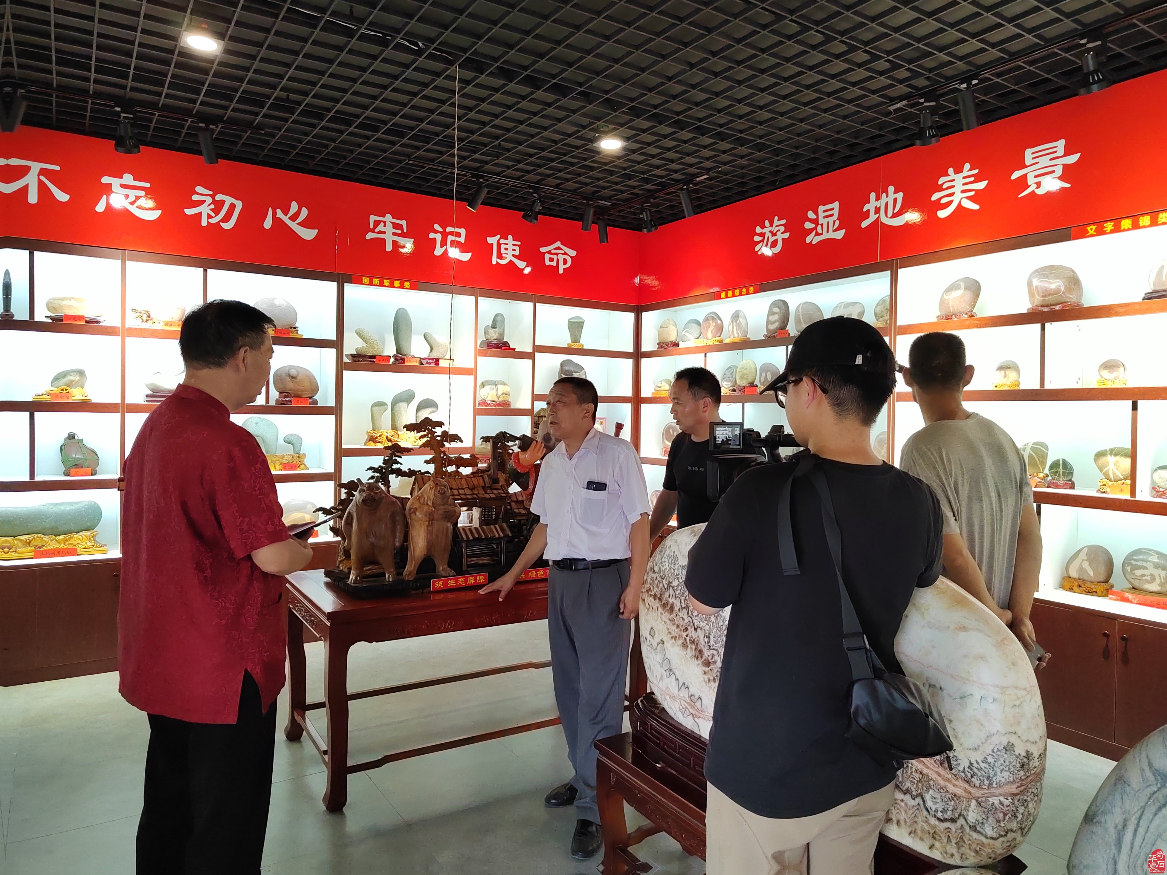 宣传黄河石摄制组走进黄河奇石文化馆 图