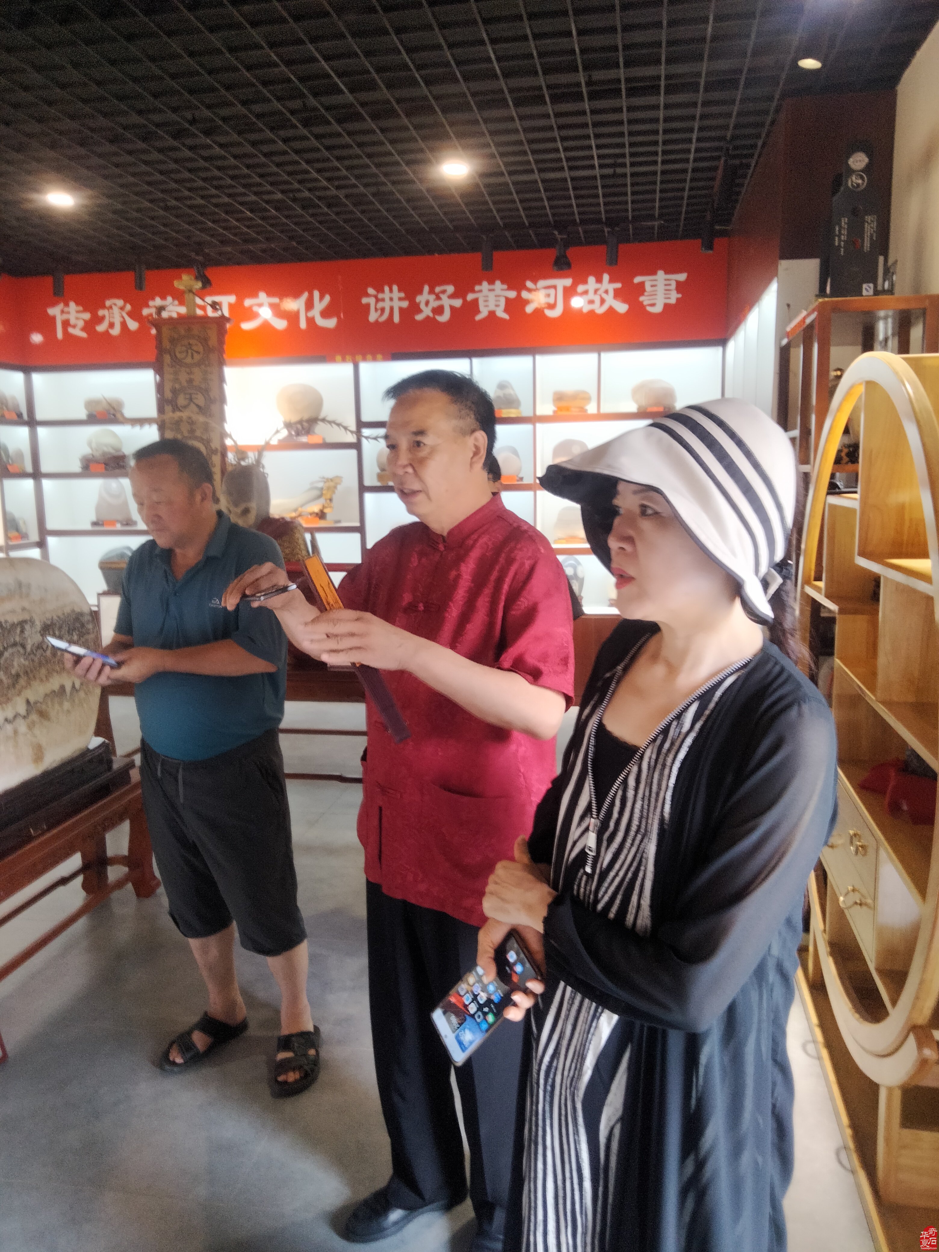 宣传黄河石摄制组走进黄河奇石文化馆 图