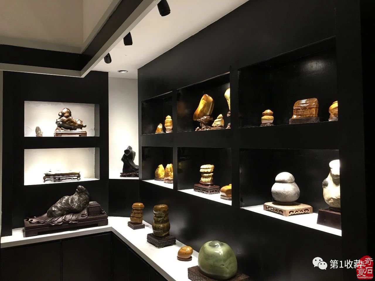 赏石人从美石中读出人生品出哲理