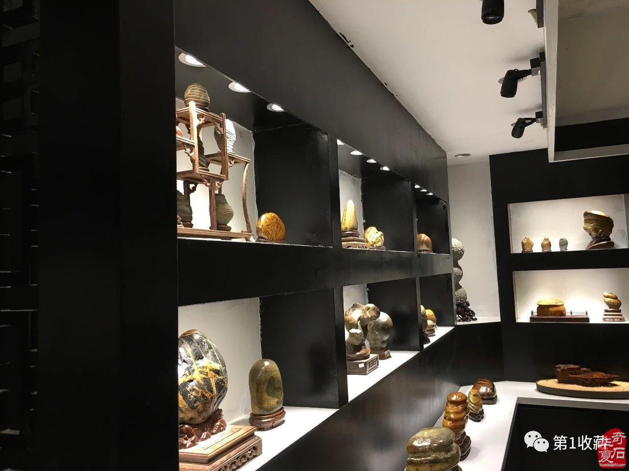 赏石人从美石中读出人生品出哲理