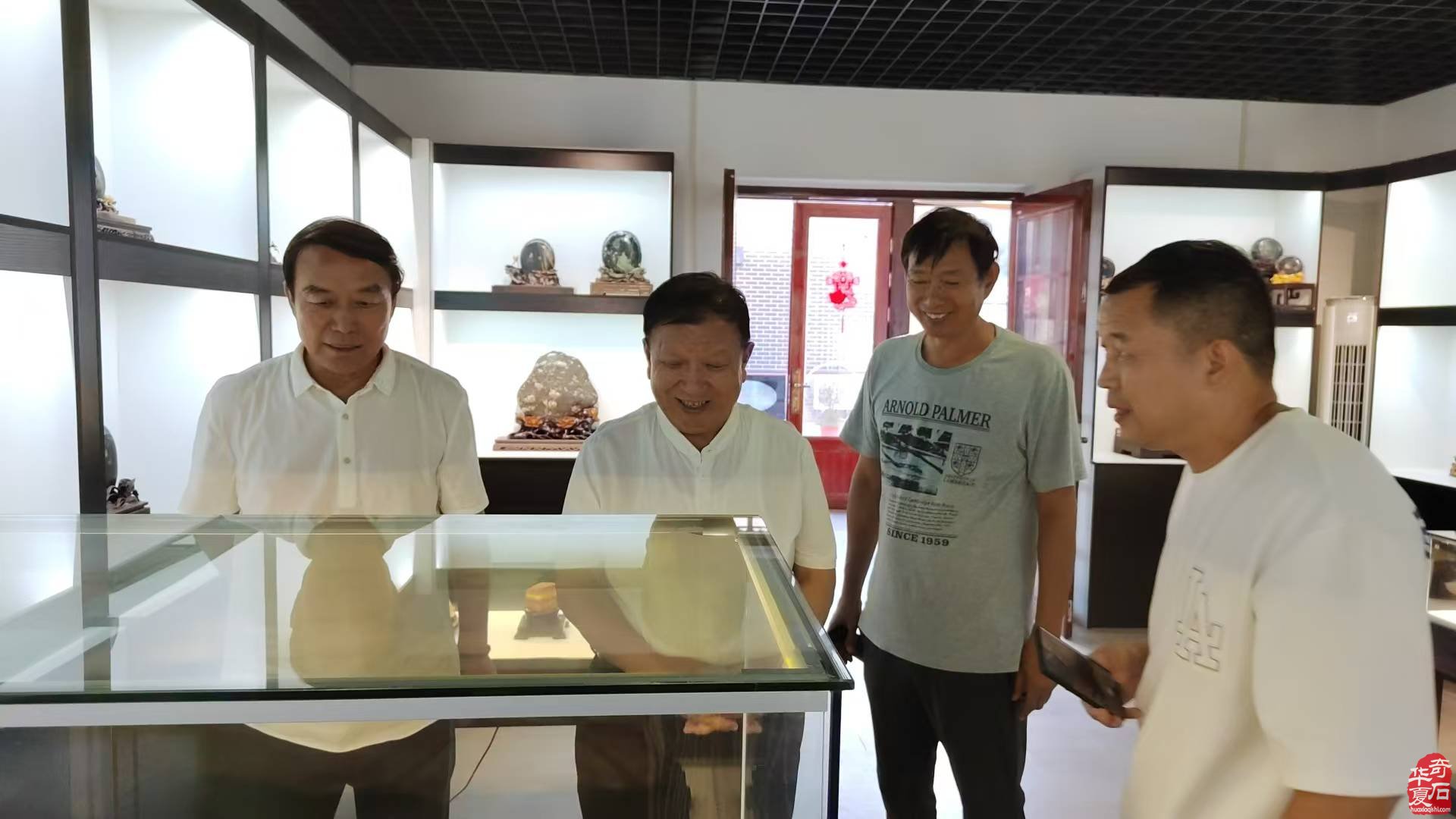 庆“8.30”张训彩将军参访洛阳奇石古玩文化城